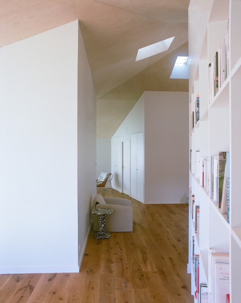 室内镜头的部分客厅显示它的天窗和白色油漆的书架。