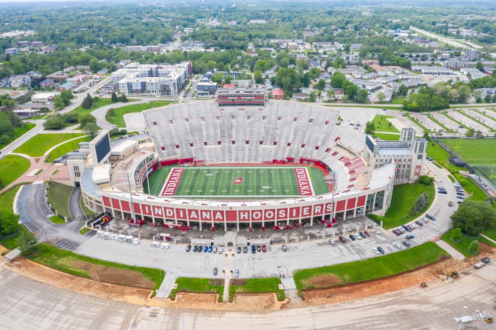 印第安纳州布卢明顿纪念体育场的鸟瞰图。