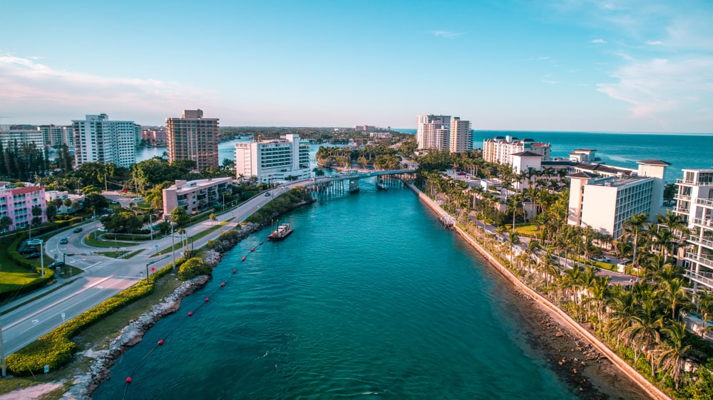 佛罗里达州蓝色博卡拉顿入口的鸟瞰图。