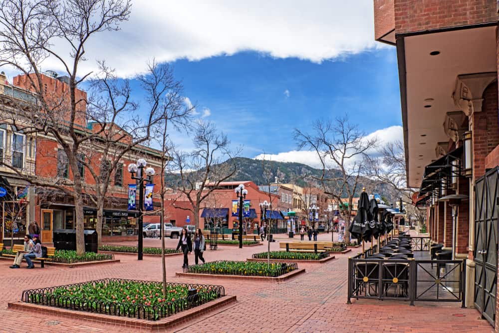 位于科罗拉多州博尔德的珍珠街购物中心，拥有美丽的山景。