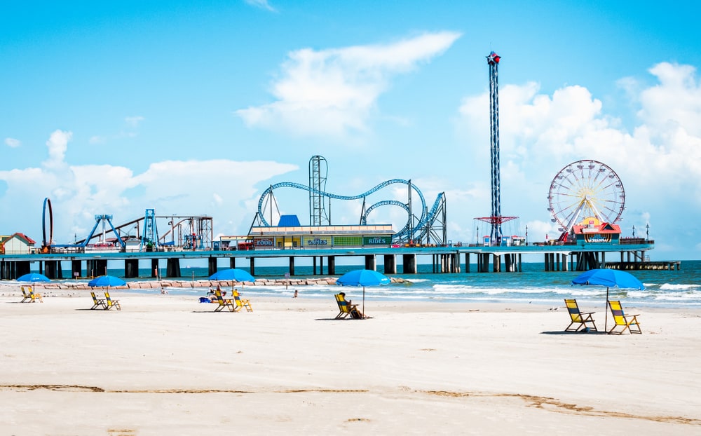 沙滩遮阳伞和德克萨斯州加尔维斯顿岛的快乐码头游乐园。
