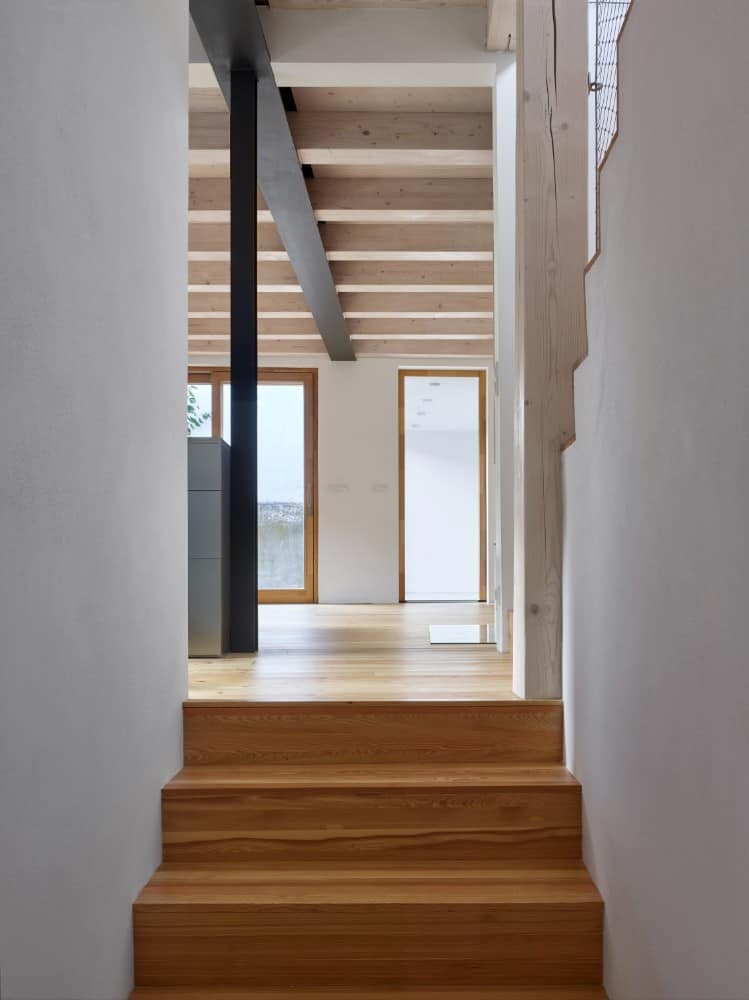 木质楼梯的内部镜头面对着一个巨大的磨砂窗与木制框架的口音。
