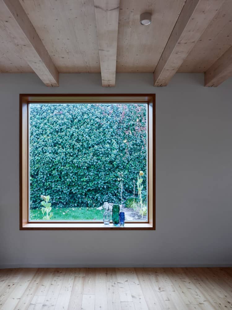 内景拍摄于空房间内，面对着一扇巨大的透明窗户。
