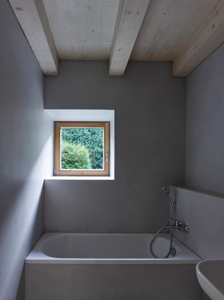 室内拍摄的一个小浴室部分在墙上涂上灰色。