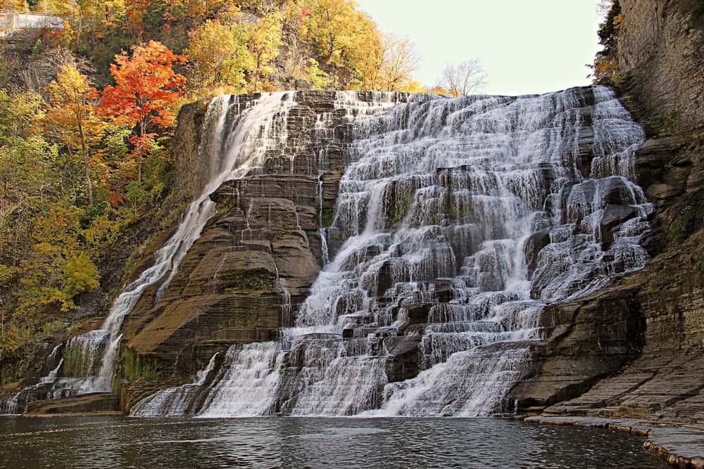 纽约州伊萨卡的康奈尔大学校园里伊萨卡瀑布的秋景。