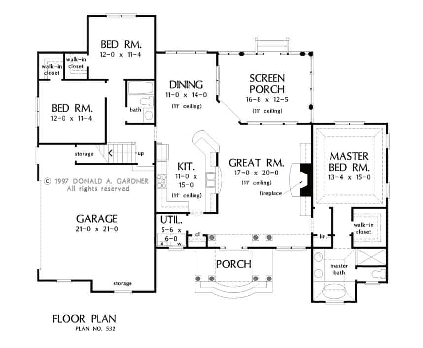 传统3卧室单层的霍利斯顿住宅的主要层平面图，带有前和屏蔽门廊，大房间，用餐区，厨房，公用设施和侧门车库。