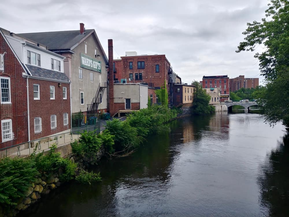 马萨诸塞州梅德福市中心的神秘河。