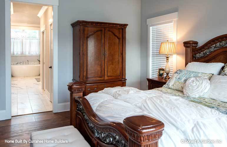 主卧室设有木制家具和步入式衣柜，可通往私人浴室。