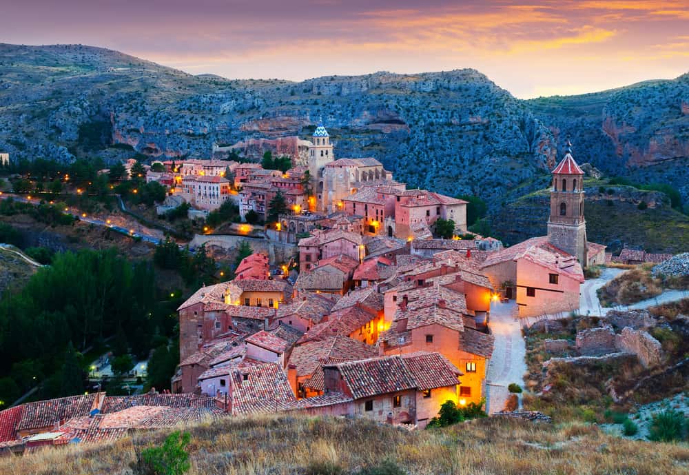 小镇坐落在西班牙阿尔巴拉辛的群山之间。