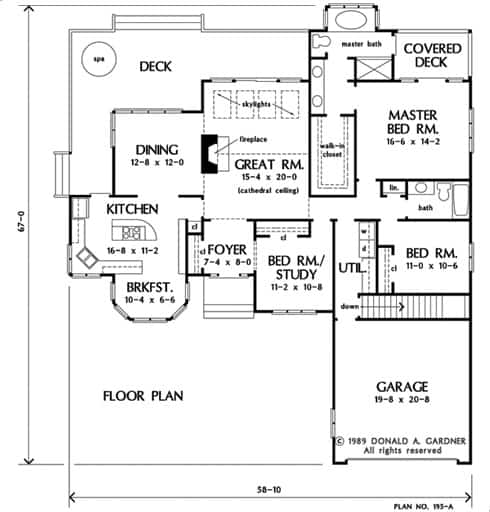 主楼层平面图显示地下室楼梯位置。