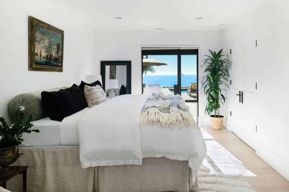 这个卧室有一个舒适的床,壁橱,拉奈岛访问。图片由Toptenrealestatedeals.com。