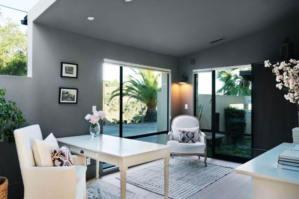 研究用白色家具和户外通过滑动玻璃门。图片由Toptenrealestatedeals.com。