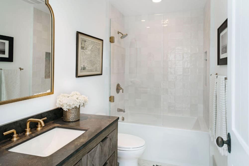 这浴室只有一个水槽虚荣和装有黄铜的浴缸和淋浴组合夹具。图片由Toptenrealestatedeals.com。