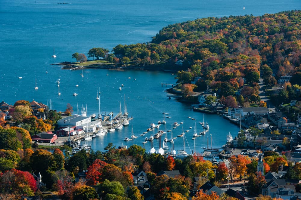 坎登的鸟瞰图，缅因州的港口与秋天的颜色。