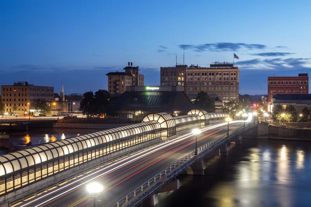 照亮W第四大街上行人走道雪松河大桥在滑铁卢的市中心,爱荷华州。