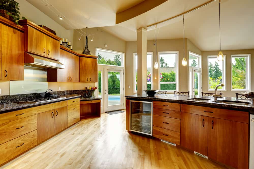 厨房配有硬木地板和木制橱柜。