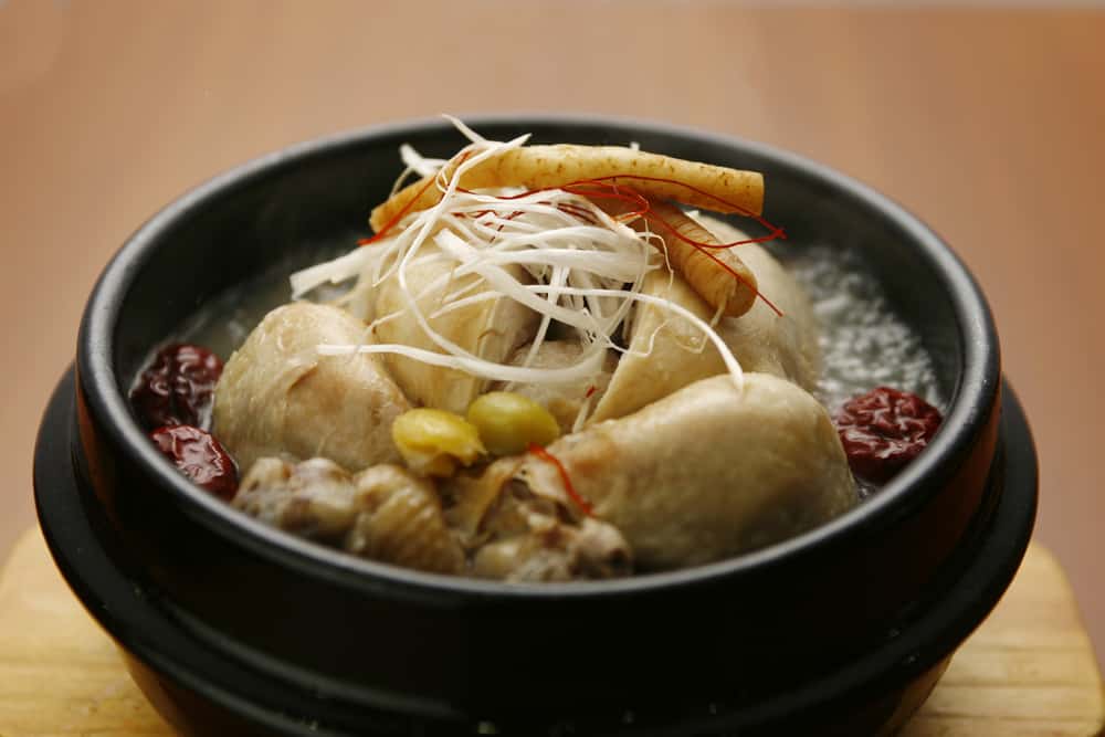 韩式鸡姜汤，黑色碗。