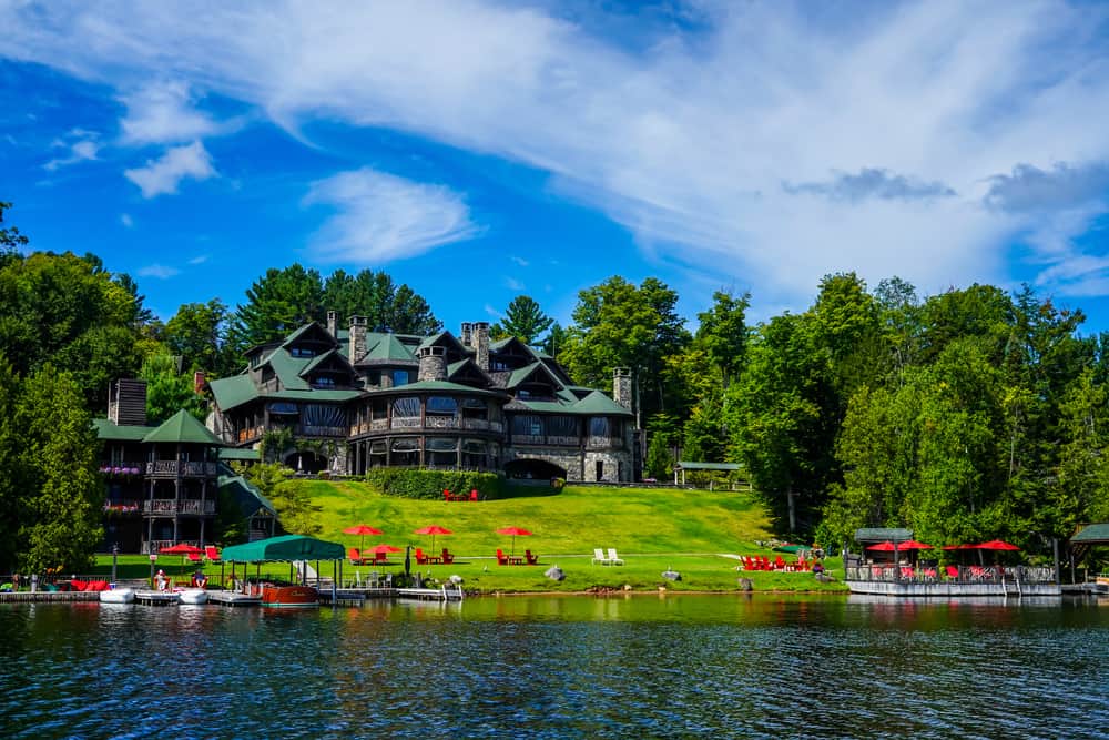 普莱西德湖别墅坐落在纽约直接在湖畔的平静的。