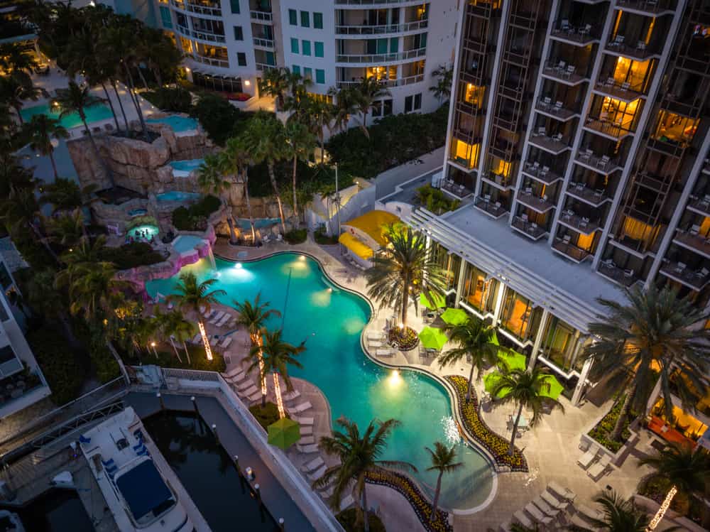 佛罗里达州长船岛的游泳池和建筑物的鸟瞰图。