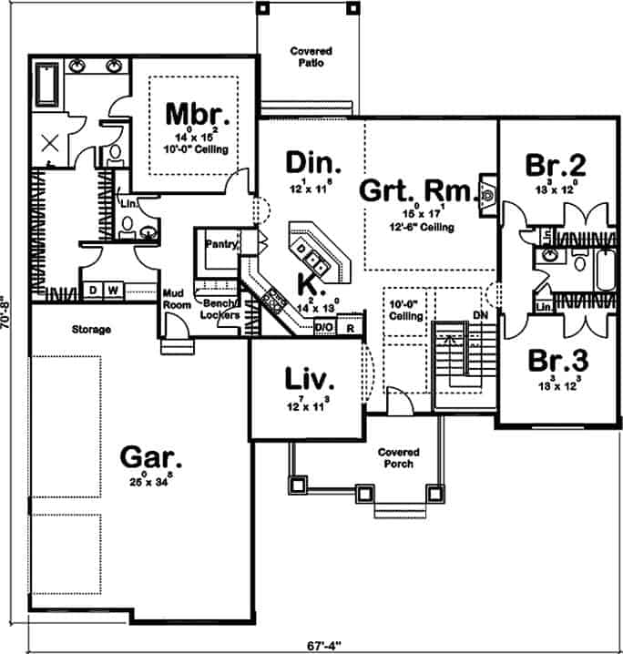 三卧室单层传统住宅的主要楼层平面图，设有门厅、客厅、厨房、用餐区、洗衣房和一间通往车库的储藏室。