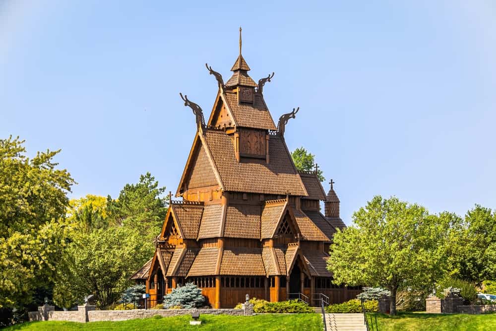 北达科他州迈诺特的挪威设计的木板教堂。