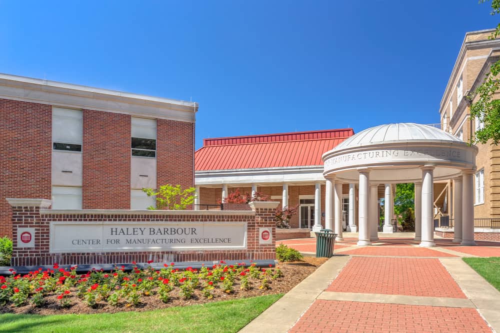 Haley Barbour制造卓越中心的密西西比大学的校园。