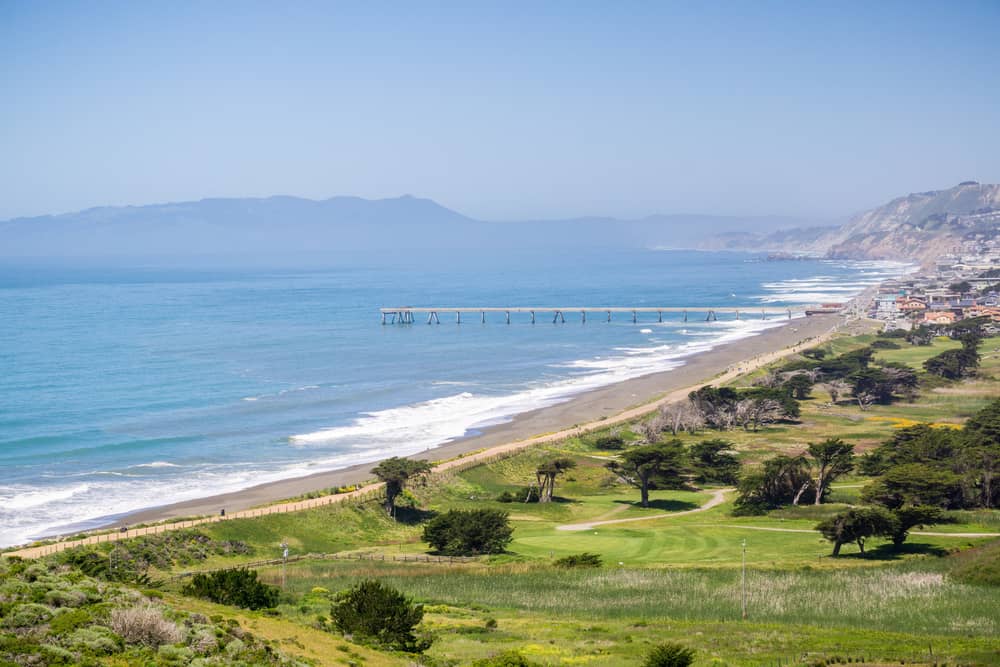 鸟瞰太平洋市政码头和夏普公园高尔夫球场在加利福尼亚州。