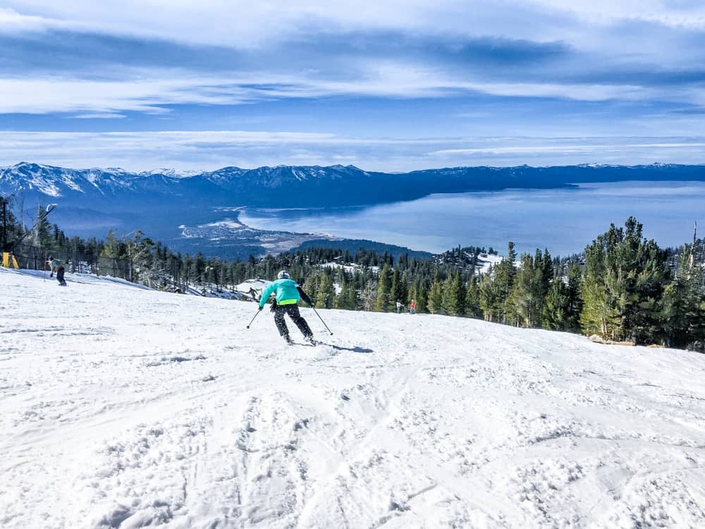 一名男子在加州的太浩湖滑雪。