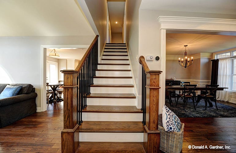 大房间和餐厅之间的传统木制楼梯通往楼上的卧室。