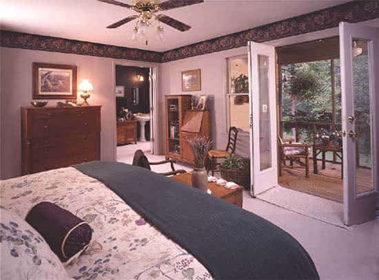 主卧室有一张舒适的床，木制橱柜和一个私人甲板，可以通过法式门进入。