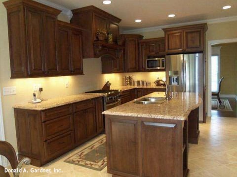 厨房配有不锈钢电器、木制的橱柜,配备双水槽和一个中心岛。