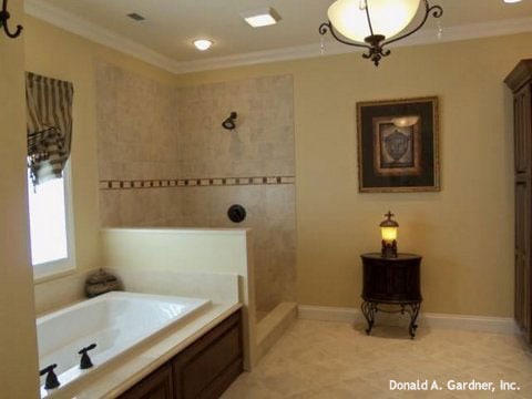 主浴室包括一个dropin浴缸和铁艺设备浏览淋浴。