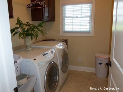 洗衣房配备暗木橱柜和前期投入洗衣机和干衣机。