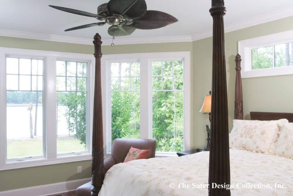 主卧室有一张四柱床和一张靠凸窗的皮革躺椅。