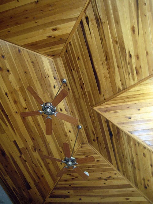 天花板包裹着天然木板的特写视图。