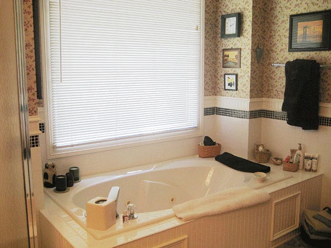 主浴室带有固定在大落地窗下的落地式浴缸。