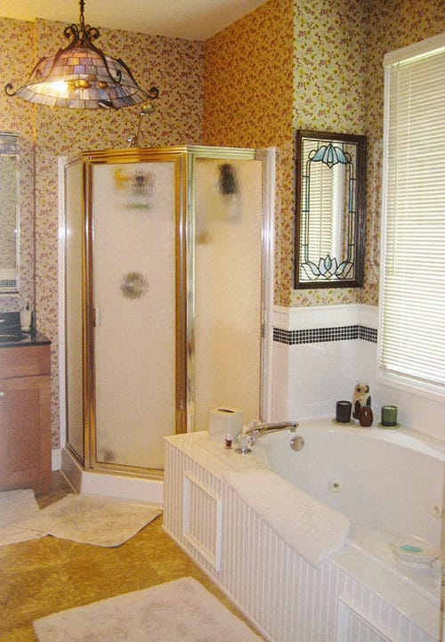 主浴室包括一间步入式淋浴间，淋浴间配有镀铬装饰。