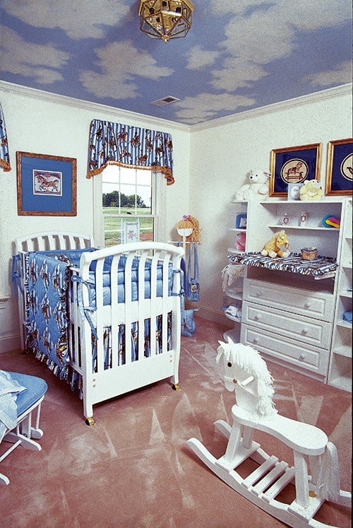 育婴室，白色家具，地毯地板，天花板上绘有天空壁画。