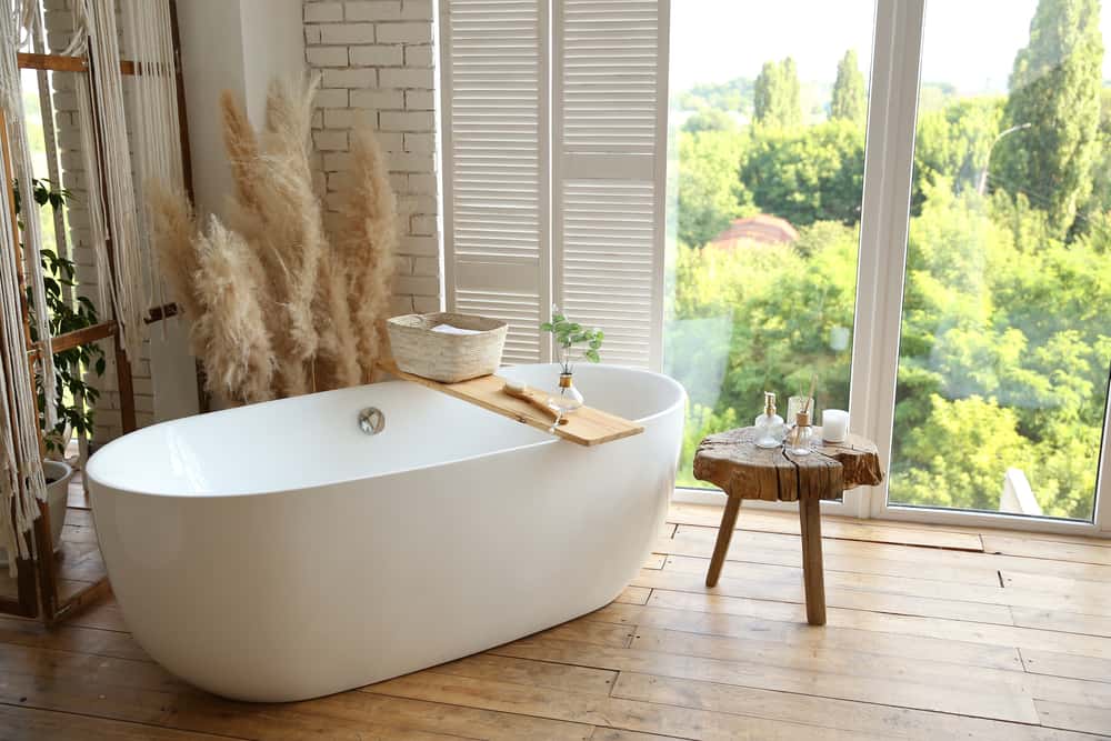 舒适的浴室，白色浴缸和周围壮观的景色。