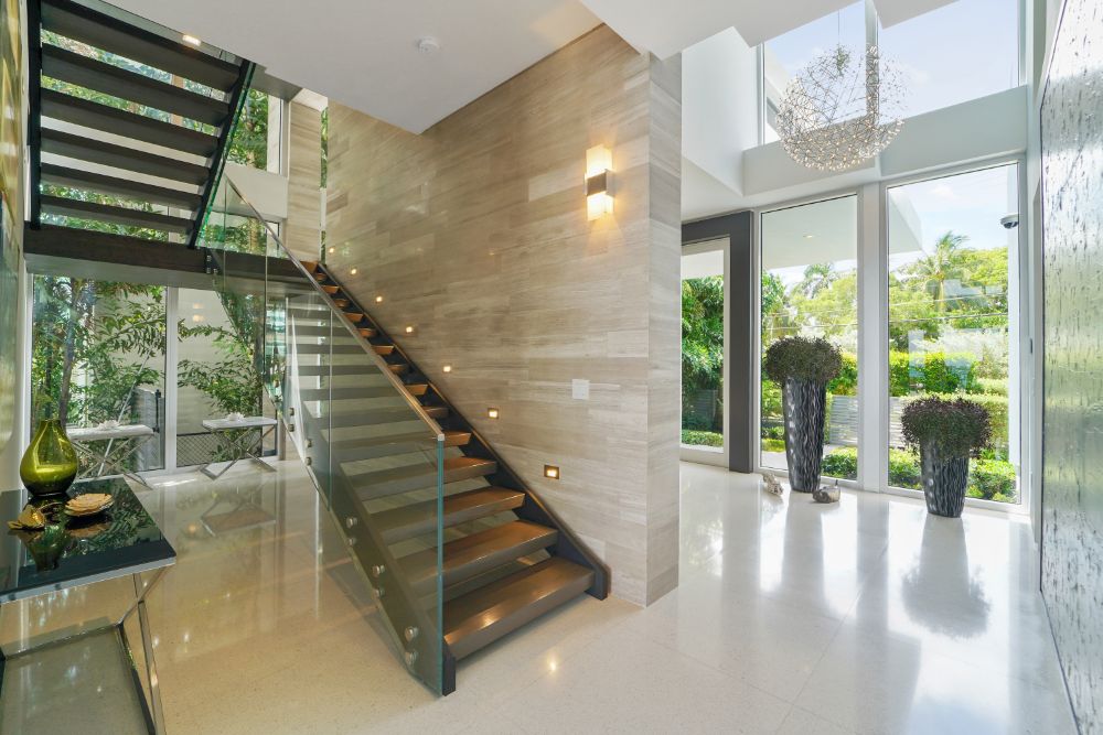 u形深色木楼梯，不锈钢和玻璃栏杆。
