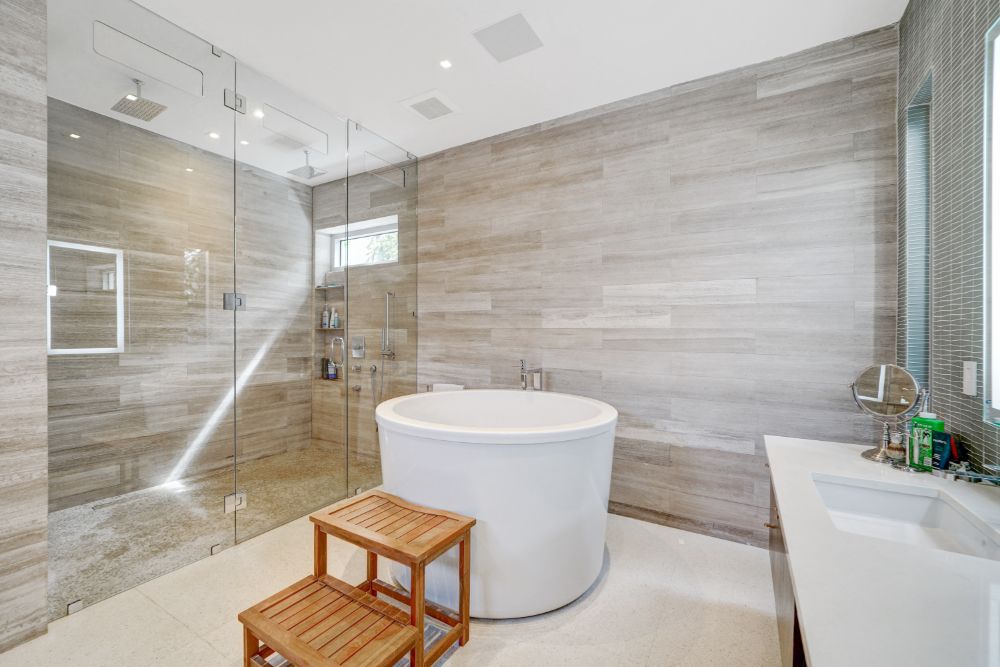 浴室有玻璃围合的淋浴区和球形汤碗凹浴缸。