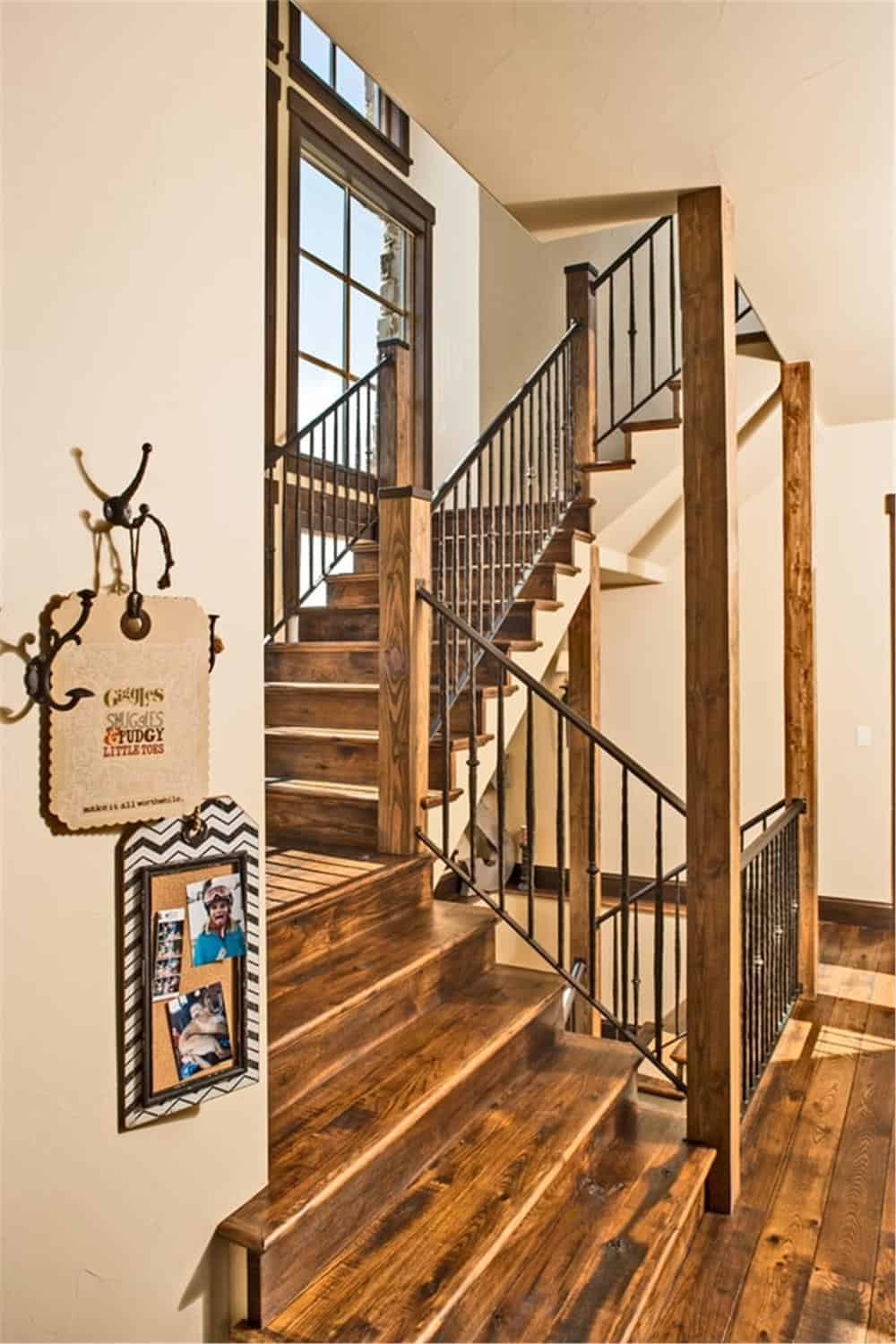 带锻铁栏杆的木制楼梯通往楼上的卧室。
