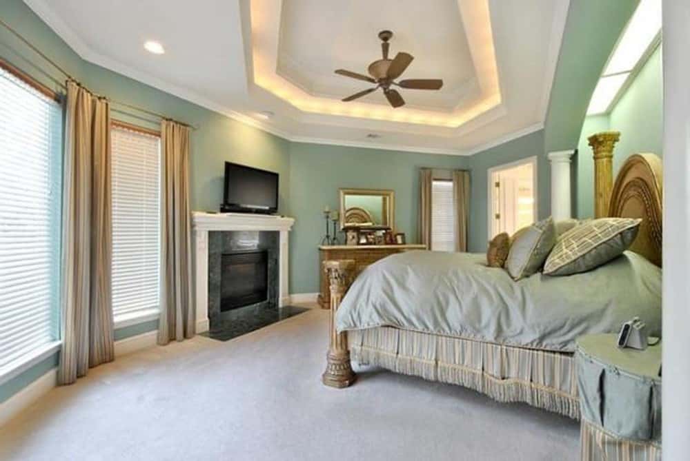 主卧室有一个漂亮的木制的床上,自己的壁炉,一盘天花板上强调与凹圆形照明。
