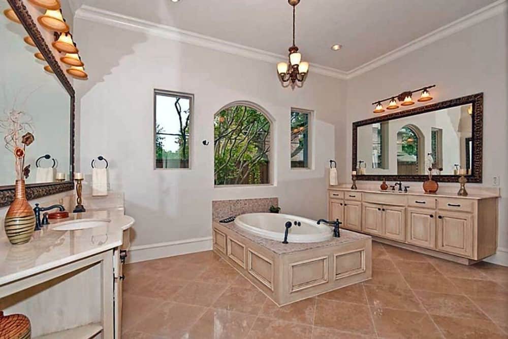 主浴室的特色是浴缸两侧的洗手池。