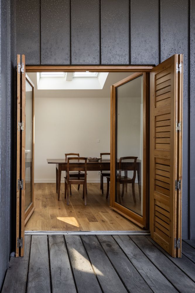入口的用餐区与木制折叠和玻璃门。