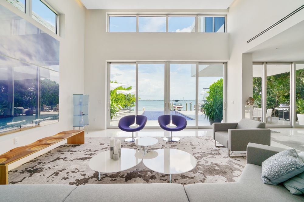 生活区设有两个紫色酒吧风格的座位，可以直接看到无边泳池和迈阿密比斯坎湾。