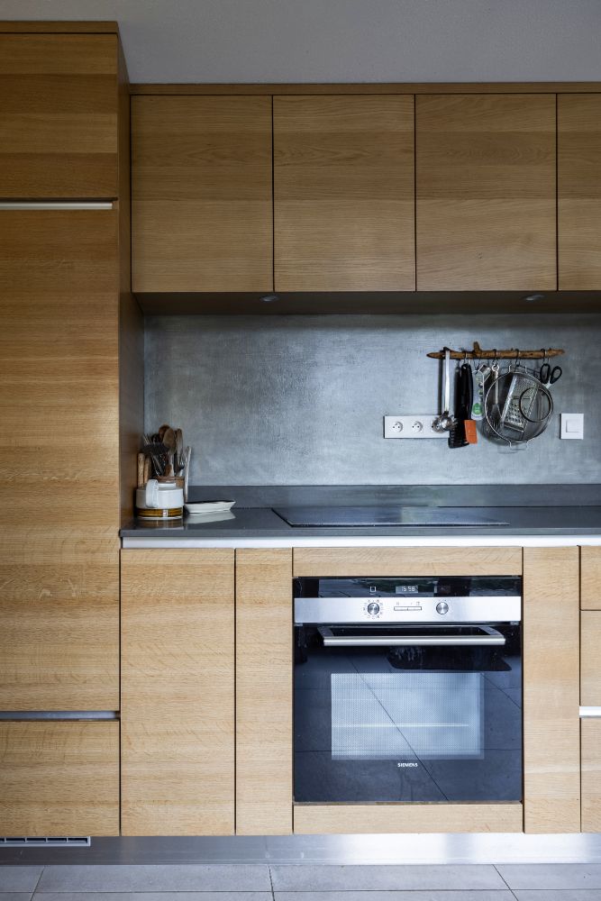 厨房区带钢水槽，木橱柜和内置电器。