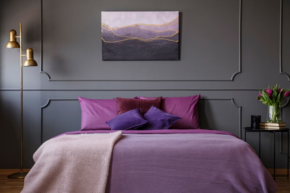卧室用灰色护壁板装饰着一幅可爱的画。