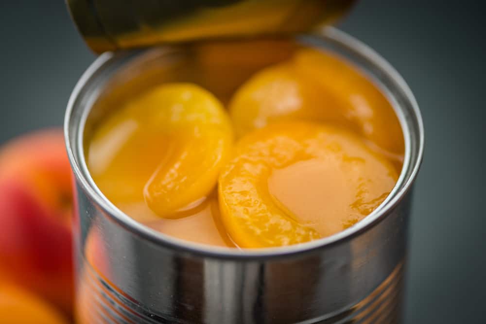 罐头里的杏果特写。