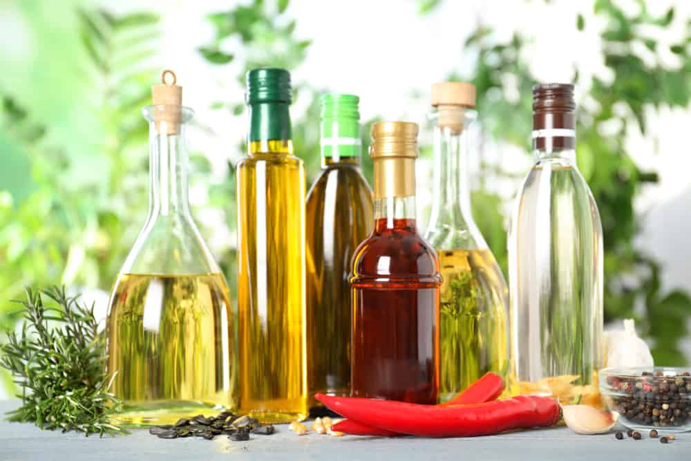 不同类型的食用油装在不同形状的瓶子里。